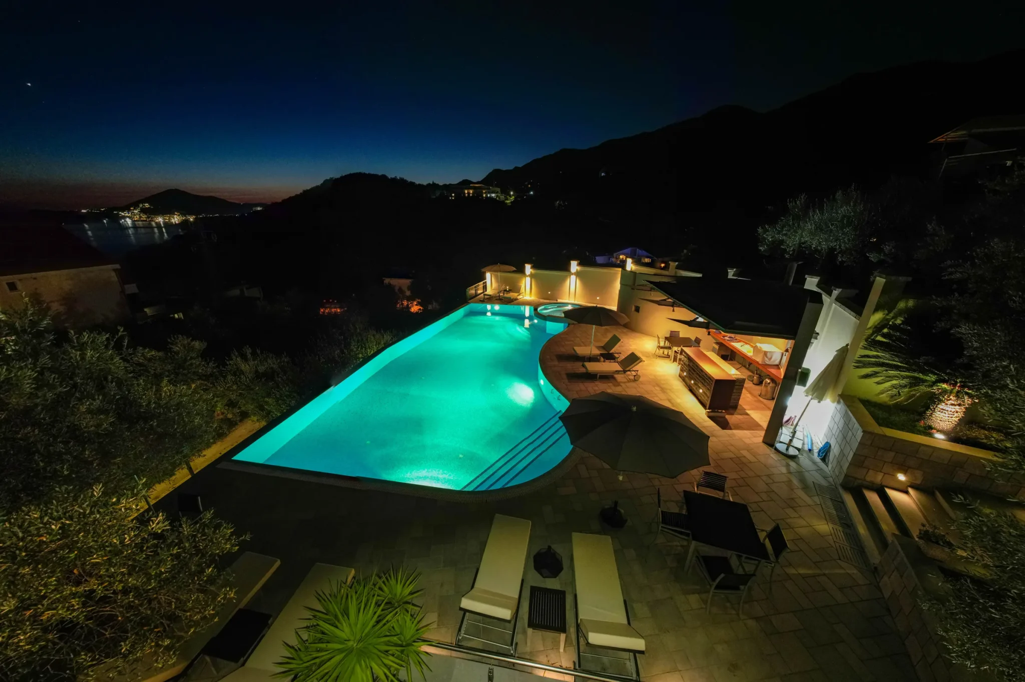 Night view of the Villa Antares pool overlooking the Adriatic
